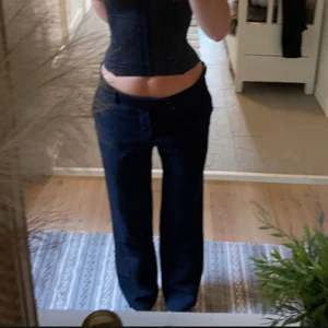 Kostymbyxor  - Jättefina lågmidjade kostymbyxor från Tiger Of Sweden, strl S! Köpta här på plick nyligen men säljer då jag tycker att de är lite stora på mig💕 