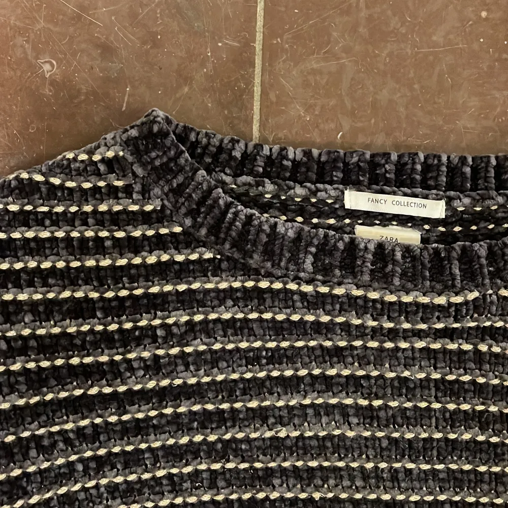 Suuupermysig mörkgrå tröja med guldiga strimlor ifrån Zara✨✨ Snålt använd, väldigt mjuk, skönt material, liten slits på sidan❤️ . Tröjor & Koftor.