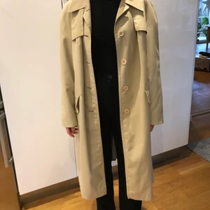 Trenchcoat - Köpt second hand, fint skick men har en liten svart fläck på framsidan se bild🤍