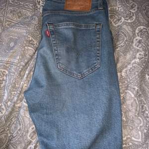 Levis jeans i storlek W29 - L32, köpte dom för 1000kr från carlings för en månad sen inga skador eller märken på jeansen. Bara höra av sig vid mer foton