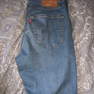 Levis jeans  - Levis jeans i storlek W29 - L32, köpte dom för 1000kr från carlings för en månad sen inga skador eller märken på jeansen. Bara höra av sig vid mer foton