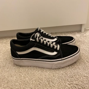 Vans skor  - Fina svarta Vans skor i storlek 39. Använda några gånger men säljer nu för att köpte nya skor som passar mig bättre. Köpte för 750 kr men säljer för 250 kr :) 