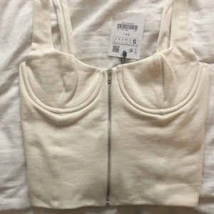 Zara korsett topp - En snygg topp ifrån zara! Säljer pågrund av att den va för liten över bysten!