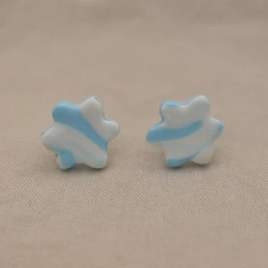 Örhängen - nr 109 - Vit bakgrund med blått mönster. Handgjorda örhängen utav polymer lera med studs. Ca 1 cm i diamanter. 29kr + 20kr frakt 