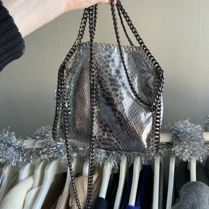 Silvrig Stella McCartney liknande  - Super fin Stella McCartney liknande tote bag mini. Jag köpte den här på plick för ett halvår sen och har knappt använt den, den är i nytt skick, vet inte vart den är från ursprungligen☺️ SÅLD FÖR ETT DIREKT PRIS❤️