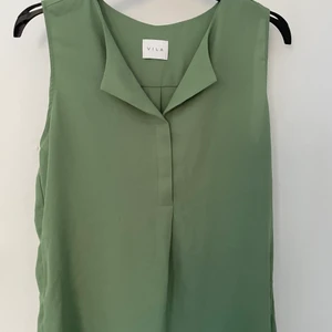 Grön blus  - En finare blus som nästan aldrig är använd. Passar jättebra till vardags och till fest. Passar snyggt med kavaj/blazer till. 