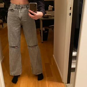 Jeans  - Skit snygga gråa jeans med hål för knäna. Fint skick då dom inte har använts så mycket.💞 köpare står för frakt 🚚 