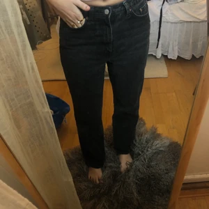 Raka jeans - Ett par jättefina mörkgråa raka jeans från weekday