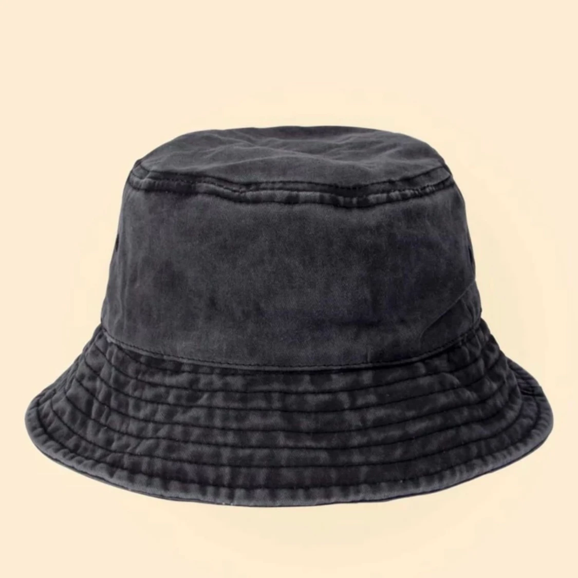 svart ”washed” bucket hat