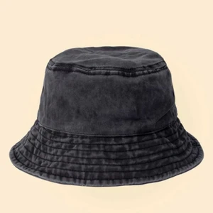 svart ”washed” bucket hat  - cool fiskehatt som kan ”elevate” och förbättra massa outfits. 