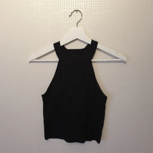 Svart linne - Ett svart linne från Asos, strl 36. Kommer aldrig till användning 🧡 Köparen står för frakt