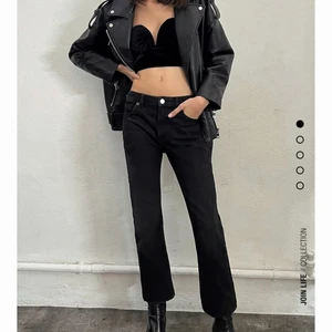 Zara jeans - Intressekoll på dessa HELT NYA slutsålda jeans på zara. De finns inte kvar i denna storlek och är endast testade💕om flera är intresserade blir det budgivning 💓säljer endast för bra bud💕modellen heter crop flare low Rise cropped