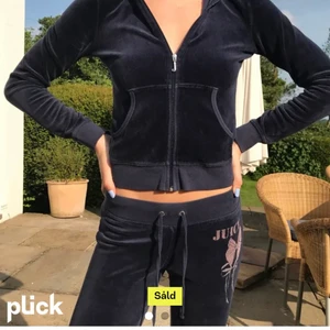 Lågmidjade Juicy - Säljer mina favorit mjukis! Köpta på plick för ett tag sen, de är äkta.  Passar perfekt på mig som är S men är lite för korta på mig som är 173 skulle säga att de passar bättre på nån som är 169 neråt. Säljer pågrund av behov av pengar❤️ Frakt ingår inte.