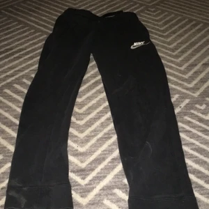 NIKE BYXOR  - FINA svarta  NIKE BYXOR KÖPT FÖR 500kr SÄLJER FÖR 120 PRIS KAN DISKUTERAS