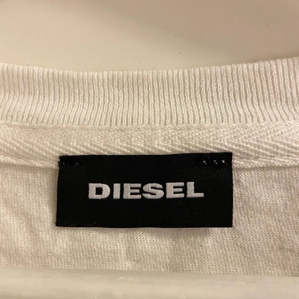 Helt NY T-shirt ifrån Diesel , bröstficka med en klassisk mohikan logga. Lite mer regular i passformen , men en normal Large. Kan bäras som Oversize om du är en S eller M. Nypris: 599:- , säljes för 50%. Rekommenderar spårbar frakt för bådas säkerhet , men självklart kan köparen välja om den ska skickas på valfritt sätt med. Kommer att skicka konfirmationer när plaggen är skickade och följa upp under leveransen tills varan är framme. Har ni några frågor är det bara att kontakta mig.. T-shirts.