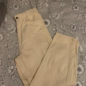 Beiga jeans från H&M  - Jeans från H&M med resår i midjan, aldrig använt köpte dessa i somras. Storlek 38. Köparen står för leveransen 