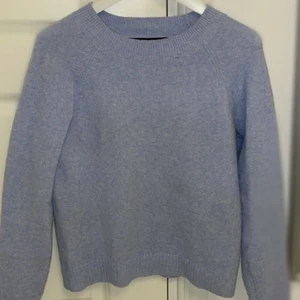 Blå tröja  - En fin ljus blå tröja, strl xs men passar även S. Den är använd fåtal gånger i ett bra skick, skulle jag säga. Har något märke fram och bak men knappt synbart utan blixt som jag använde💓💓💓