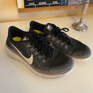 Nike träningsskor  - Säljer ett par fina gym/träningsskor från Nike, passar mig som har storlek 38/39😍 Gymmat lite i dom, så de har mycket kvar att ge!❤️ 