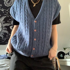 stickad väst - en vintage stickad väst från beyond retro. as bekväm och skit snygg! säljer för 120 exklusive frakt. hör av dig om du är intresserad 