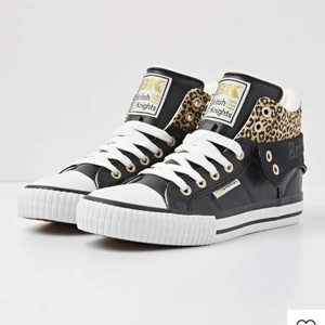 Höga svarta sneakers  - Höga svarta sneakers från British Knights med leopard. Det går även att vika upp flärpen vid leopardprintet så att de blir helsvarta. OBS!! Det är svarta skosnören på skorna just nu men finns även vita men de är lite smutsiga. Köptes för endast 4 månader sedan från zalando. Priset är inkluderad frakt!!! Kontakta för fler bilder. 