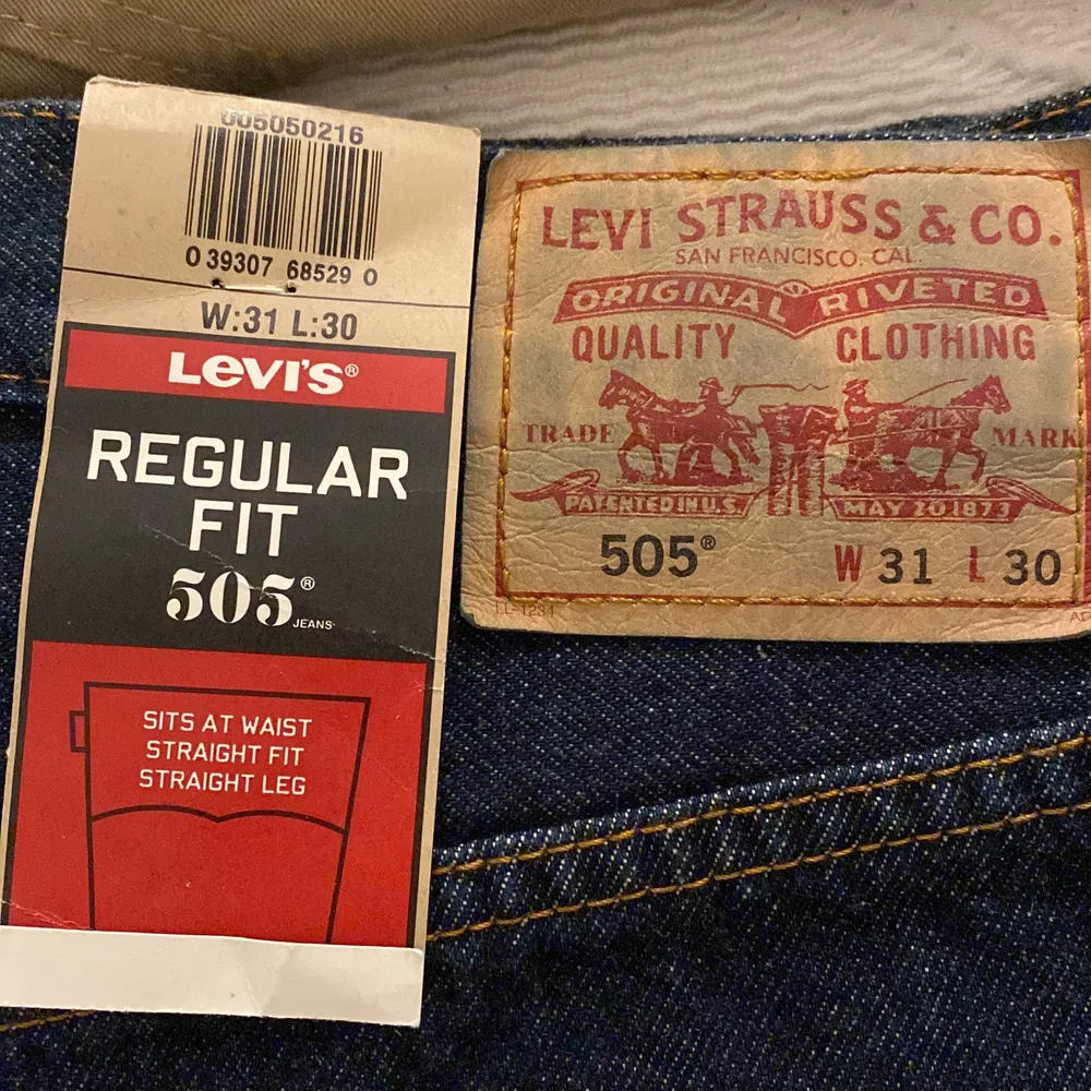 Fyra par killjeans från Levis som inte används. Tre av dem är 505s i storlek w31 l30. Ett par är 501s i storleken w32 l30 och är endast testade.                 300 kr/st. Frakt kan variera.. Jeans & Byxor.