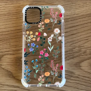 Casetify skal - Genomskinligt och blommigt casetify skal till iPhone 13. Helt ny! Frakt betalas av köparen. 