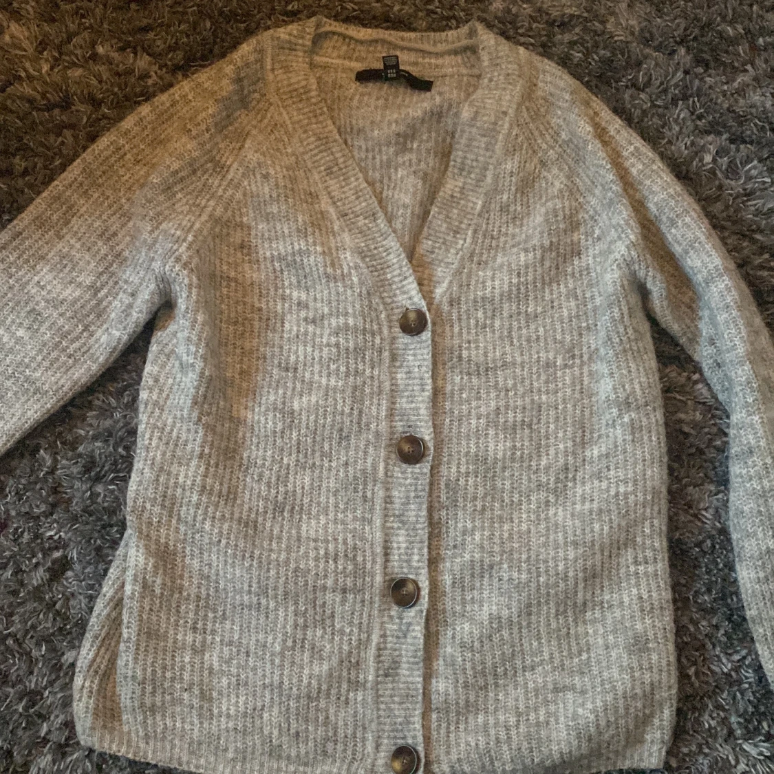 Grå stickad kofta
