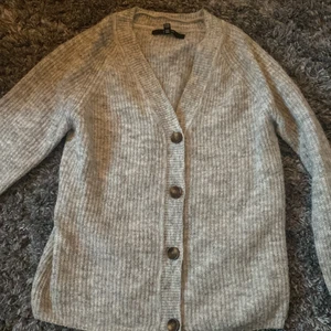 Grå stickad kofta - Stickad kofta från vero Moda 