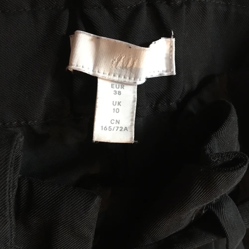 Svarta, vida byxor med snörning i midjan. Köpta på H&M för några år sedan, men inte använt så mycket. De är i storlek 38 men passar som S. Bra skick. . Jeans & Byxor.