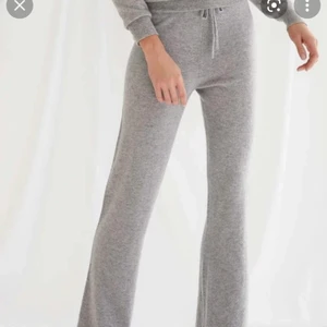 Davida cashmere byxor - 100% Kashmir byxor från Davida. Fick i julklapp men var förkorta. Stl L men passar M ev S. Jag är 180 cm skulle säga att det passar någon under 175 cm. Nypris 1999kr