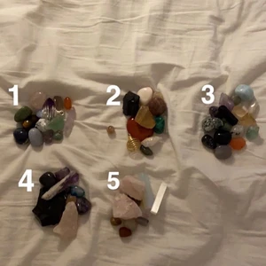 Kristallpack - Säljer alla mina kristaller då jag inte använder de längre💗 varje packet kostar 159 kr st💕 frakt ingår i priset😘 självklart får man rabatt om man köper flera😘 paket 1, 2 och 3 är sålda!! I paket fyra får man en rosenkvarts, howlit och kristallbur istället för den stora svarta obsidian❤️