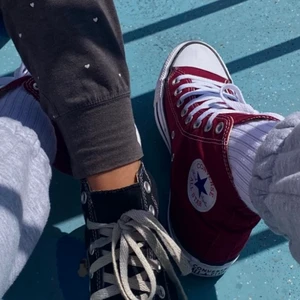 Converse - Säljer mina mörkröda converse. Använda väl men i fint skick 💓 köpta för 800kr