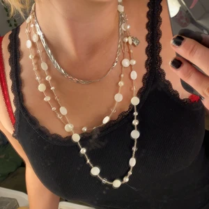 Vitt halsband  - Jättefint vitt pärlhalsband med pärlor i olika former. Ganska långt så kan ha två varv❤️❤️