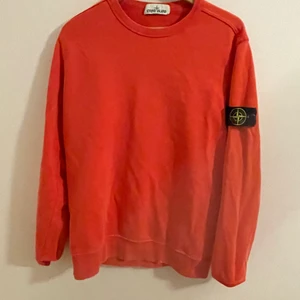 Stone island sweatshirt  - Har haft tröjan i 2,5 år och fick den i födelsedagspresent, har inte kvitto kvar, men har tag och påse kvar 
