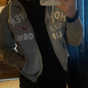 HOLLISTER Tröja/kofta - Plagget är i helt ok skick knappt använd, storlek L men passformen är mer S/M