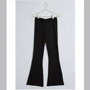 Gina byxor - Svarta utsvängda byxor från Gina tricot💕