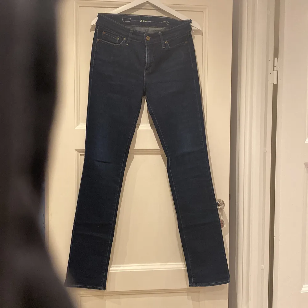 Mörkblå lågmidjade Levis jeans i storlek 28. Kom privat för fler bilder eller frågor💞 Kan mötas upp i Stockholm eller hämta hos mig! O såklart skickas med posten. . Jeans & Byxor.