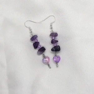 Ametist örhängen - Söta små amtetist örhängen! Hjärtorna är gjorda av glas och det ena hjärtar är rosa/lila! Krokarna är nickelfria. Frakt tillkommer på 13kr 💜💫
