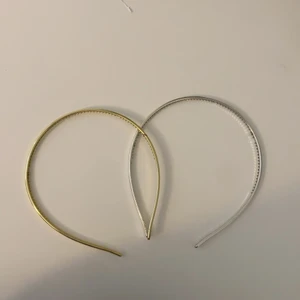 Diadem - Diadem som är i guld och silver. Båda diadem har märken och saknar 2 taggar. Men annars i bra skick. De är oanvända. GRATIS FRAKT!!