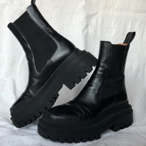 Chunky boots - Balla boots från Zara. Ej äkta läder. Sparsamt använda så väldigt fint skick. Säljs pga att dem är lite små för mig. 