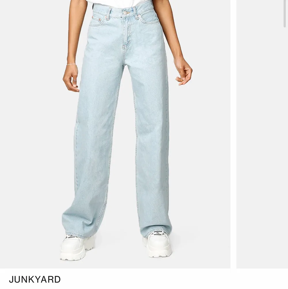 Säljer dessa fina Wide Leg jeans från Junkyard. Använt få gånger. Sitter bra men är förkorta för mig är 178 cm. Är beredd att diskutera pris:). Jeans & Byxor.
