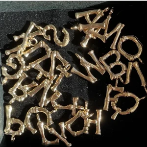 Bokstavshalsband - Säljer dessa bokstavs berlocker då alla inte kommer till användning💓 köpare står för frakt. ‼️KEDJA  INGÅR EJ‼️ Bokstäver som inte finns: E, L, B, M, N, A, S, R