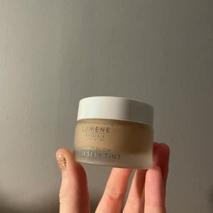 Lumene tinted moisturizer  - Helt ny, säljes då jag inte fått användning för det. Kan fraktas med PostNord, antingen 66kr spårbart eller 53kr med portkod.