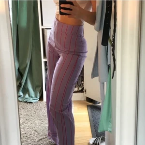 Röd/lila randiga byxor - Verkligen en färgklick! Endast använd 1 gång, så i toppenskick! 