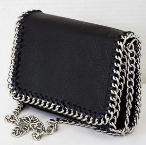 En svart tiamo väska  - En svart tiamo väska med kedja!🥰, använts några gånger. Frågor eller undrar du något skriv privat, intresse direkt lägg bud!