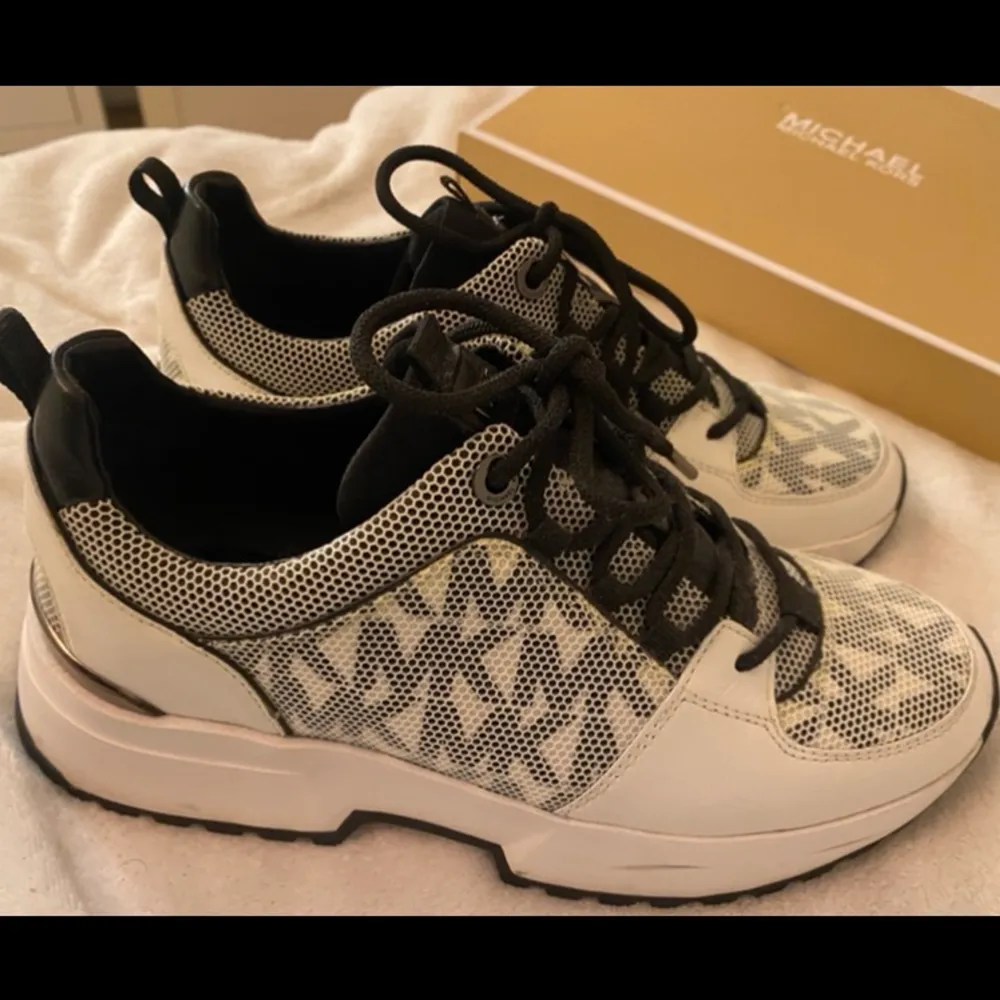 (pris kan diskuteras) Säljer mina fina michael kors sneakers som jag fått i present och endast använt 2 gånger. Inköpspriset var ca 1800kr och de är köpa från Michael Kors butiken i stan. Dessa är ”Womens US 8” i storlek vilket är ungefär mellan 38-39 men jag skulle säga att de passar 38,5 men oxå 39. Hör av er vid fler frågor eller bilder!! 💋💋 . Skor.