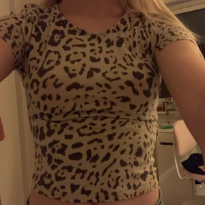 Snygg leopard topp!!😜 - Denna topp är nästan aldrig andvänd! Den är köpt på Gina tricot för något år sedan och finns inte längre i butik att köpa!✌🏻 den är i väldigt fint skick och det finns inga fläckar på eller slitningar på den! Otroligt fin till ett par läderbyxor eller ett par svarta jeans! 