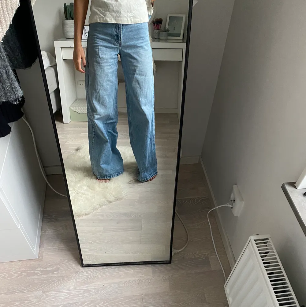 Högmidjade blå jeans från Zara, storlek 34, sparsamt använda. Är 167 cm. . Jeans & Byxor.