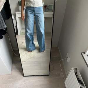 Högmidjade blå jeans från Zara, storlek 34, sparsamt använda. Är 167 cm. 
