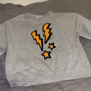 Sweatshirt med blixtar och stjärnor⭐️ - En grå sweatshirt med blixtar och stjärnor från soaked. Använd 1-2 ggr och säljer för att den inte kommer till användning. Köp direkt för 500kr. Frakt återkommer!⚡️😍